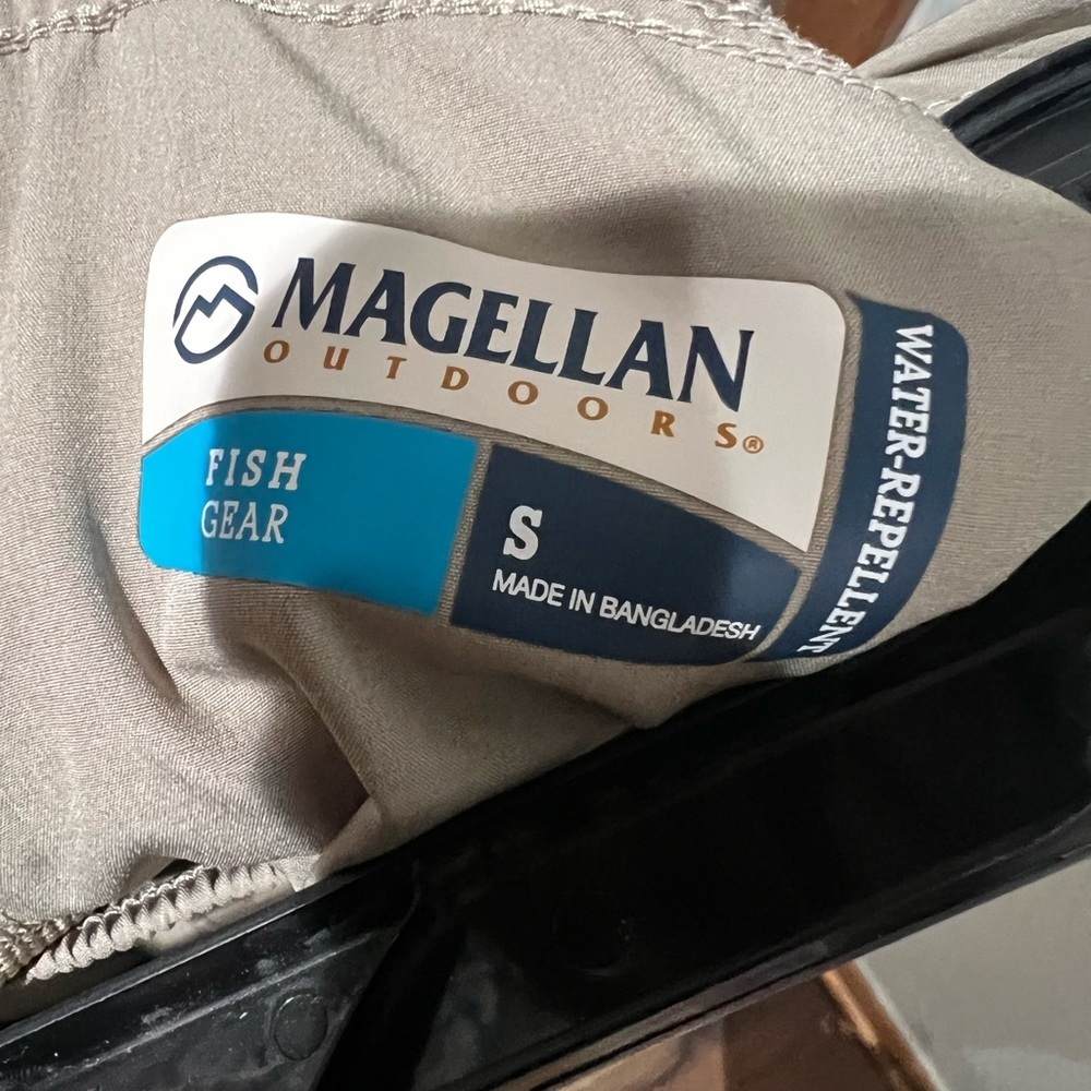 Magellan Outdoors Men's Light Tan Cargo Shorts Water Repellent Fish Gear Size S - Picture 3 of 3